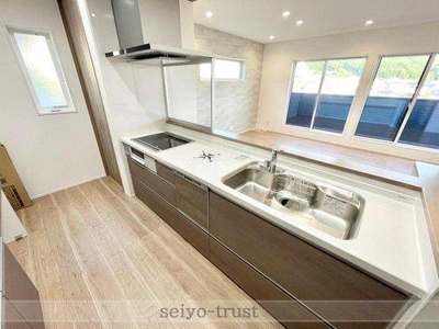 【キッチン】 | ☆東区中山新町1丁目　新築分譲☆ | ◆キッチン◆
清掃もラクラクのIHクッキングヒーターが備わったキッチン。食器洗浄乾燥機付きで、食後の時間はゆったりと家族団らんをお楽しみいただけます◎