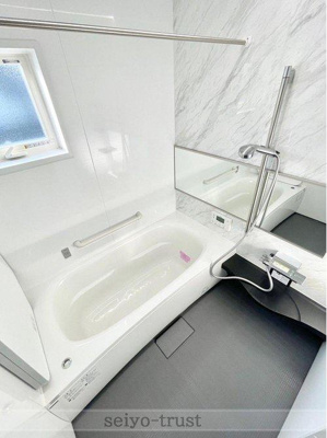 【浴室】 | ☆東区中山新町1丁目　新築分譲☆ | ◆浴室◆
浴室には浴室暖房乾燥機が付いておりいつも快適で心地の良いバスタイムを実現。雨の日のお洗濯にも大活躍します！湿気の多い時期などのカビ対策にもなり、毎日のお風呂掃除の手間が省ける嬉しい設備♪