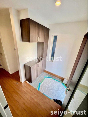 【玄関】 | ☆安佐北区真亀5丁目　新築分譲☆ | ◆玄関◆コの字型のシューズボックスは、飾り棚として季節のオブジェを飾れます。