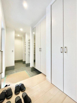 【玄関】 | ☆西区庚午中1丁目　新築分譲☆ | ◆4号棟◆白を基調とした洗練された空間です。住まいの第一印象を決める玄関スペースは優しい印象。収納もしっかり付いてます。