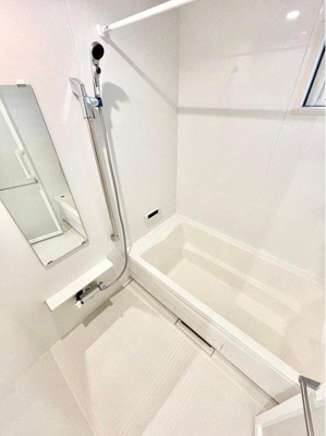 【浴室】 | ☆西区庚午中1丁目　新築分譲☆ | ◆4号棟◆1日の疲れを癒すバスルームは、心地よいリラックスを叶える清潔感溢れる美しい空間です。心からゆったりと寛いでいただけるよう、ゆとりのスペースを確保してます。