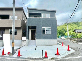 【外観】 | ☆安佐北区亀山南2丁目　分譲中☆ | ◆3号棟外観◆
時代の流れに惑わされないシックなカラートーンで街並みに溶け込む外観は、主張し過ぎず、また平凡になり過ぎず絶妙なコントラストで輝きを放ちます☆