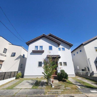 【外観】 | ☆安佐南区山本新町5丁目☆ | ◆外観◆
爽やかな青空の下に贅沢なほどに降り注ぐ陽光、豊かな居住性と、クオリティが見事に調和した住空間は、住まうことの喜びを感じさせてくれます☆