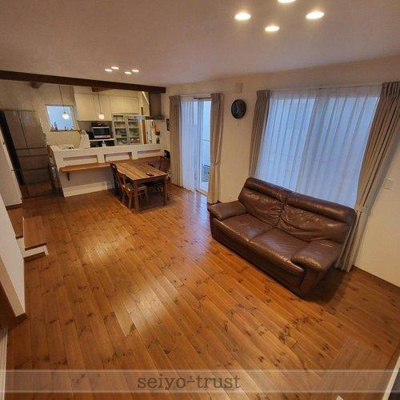 【居間・リビング】 | ☆安佐南区山本新町5丁目☆ | ◆リビング◆
リビングのどこにいても、キッチンに立っているママとお話しすることができます。家事をしながらお子様も見ていられて、いつも近くにいれるのでママにも安心感が生まれます♪