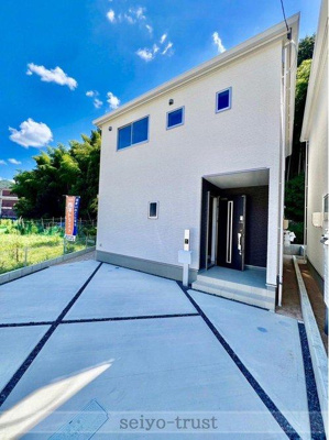 【外観】 | ☆安佐北区深川6丁目【リーブルガーデンシリーズ】新築分譲☆ | ◆４号棟外観写真◆爽やかな青空の下に贅沢なほどに降り注ぐ陽光、豊かな居住性と、クオリティが見事に調和した住空間は、住まうことの喜びを感じさせてくれます。