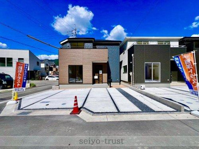 【外観】 | ☆安佐北区深川6丁目【リーブルガーデンシリーズ】新築分譲☆ | ◆１号棟外観写真◆外観は、洗練されたモダンなデザインに、ナチュラルテイストのカラーリング。ゆったりとした駐車スペースも魅力です♪
