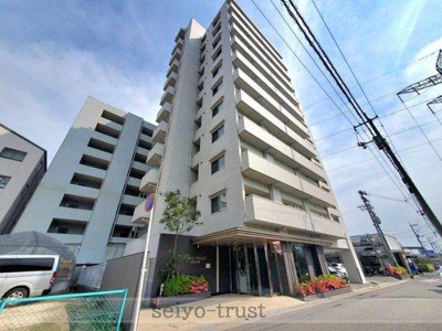 【外観】 | ☆ロイヤルプラウド緑井☆ | ◆外観◆
流れる空気感を特別なものとし、凛とした表情を見せる美しい外観。光に照らし出される外壁は、素材の持つ独特の存在感により豊かな表情を見せ、この一角を素敵に演出してくれます◎