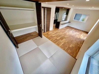 【内装】 | ☆安佐南区相田3丁目　新築分譲☆ | ◆和室◆心地良いリビングは家族が自然と集まり団欒の時間が増えそうです。併設された和室は、ご家族とより一層充実した時間を過ごせますね。