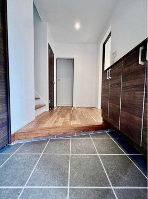 【玄関】 | ☆安佐南区相田3丁目　新築分譲☆ | ◆玄関◆住まいの第一印象を決める玄関スペースは優しい印象。収納もしっかり付いてます。