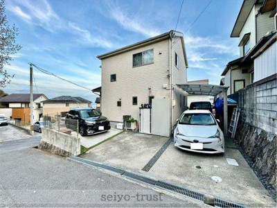 【前面道路含む現地写真】 | ☆佐伯区観音台1丁目☆太陽光発電搭載！ | ◆外観◆
駐車場4台置けます！(車種による)自転車置き場や物置場として、お子様の遊ぶスペースとして、ゆとりある敷地だからこそ可能な多用途にご利用いただけるスペースです◎