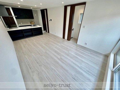 【居間・リビング】 | ☆安芸区船越2丁目　新築分譲☆ | ◆北棟リビング◆
リビングのどこにいても、キッチンに立っているママとお話しすることができます。家事をしながらお子様も見ていられて、いつも近くにいれるのでママにも安心感が生まれます◎