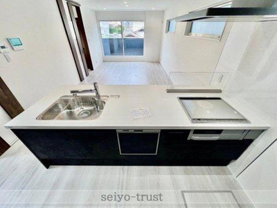 【キッチン】 | ☆安芸区船越2丁目　新築分譲☆ | ◆北棟キッチン◆
お子様を見守りながらお料理できて安心な対面式キッチン！食洗機を標準装備し、食後はご家族そろって楽しい時間を過ごせます♪