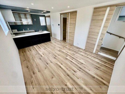 【居間・リビング】 | ☆安芸区船越2丁目　新築分譲☆ | ◆南棟リビング◆
上質な時間を育む暮らしのメインステージ。寛ぎとコミュニケーションを育む居心地のよい場所。家族との時間、自分の時間共に大切にできる空間がここにあります◎