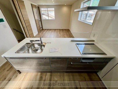 【キッチン】 | ☆安芸区船越2丁目　新築分譲☆ | ◆南棟キッチン◆
清掃もラクラクのIHクッキングヒーターが備わったキッチン。食器洗浄乾燥機付きで、食後の時間はゆったりと家族団らんをお楽しみいただけます♪