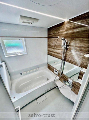 【浴室】 | ☆安芸区船越2丁目　新築分譲☆ | ◆南棟浴室◆
浴室暖房乾燥機付きで、天候に関わらず洗濯物を干すことができます。外干ししにくい花粉や黄砂の季節にも◎ブラウンのアクセントパネルが落ち着いた雰囲気を演出します☆