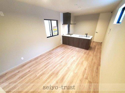 【居間・リビング】 | ☆安芸郡府中町浜田2丁目　新築分譲☆ | ◆2号棟リビング◆
リビングのどこにいても、キッチンに立っているママとお話しすることができます。家事をしながらお子様も見ていられて、いつも近くにいれるのでママにも安心感が生まれます◎