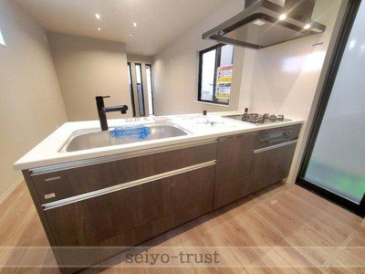 【キッチン】 | ☆安芸郡府中町浜田2丁目　新築分譲☆ | ◆2号棟キッチン◆
お子様を見守りながらお料理できて安心な対面式キッチン！食洗機を標準装備し、食後はご家族そろって楽しい時間を過ごせます♪