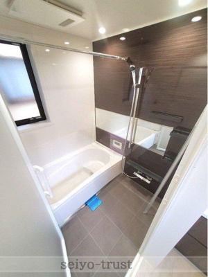 【浴室】 | ☆安芸郡府中町浜田2丁目　新築分譲☆ | ◆2号棟浴室◆
浴室暖房乾燥機付きで、天候に関わらず洗濯物を干すことができます。外干ししにくい花粉や黄砂の季節にも◎ブラウンのアクセントパネルが落ち着いた雰囲気を演出します☆