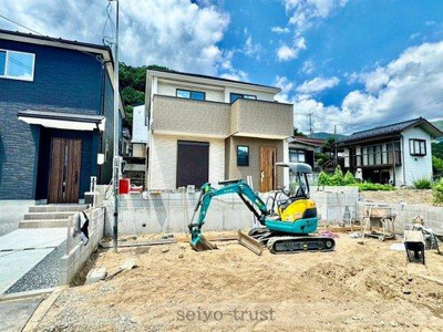 【外観】 | ☆安佐北区三入2丁目　新築分譲☆ | ◆4号棟外観◆
時代の流れに惑わされないシックなカラートーンで街並みに溶け込む外観は、主張し過ぎず、また平凡になり過ぎず絶妙なコントラストで輝きを放ちます☆