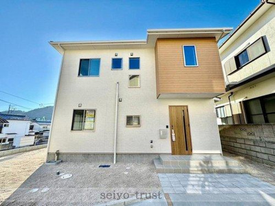 【外観】 | ☆呉市焼山桜ヶ丘2丁目　新築分譲☆ | ◆2号棟外観◆
閑静な住宅街は落ち着いた新生活を送るのにぴったりです♪ これだけではない魅力が、現地できっと見つかる！お問合せをお待ちしております。お問い合わせ・資料のご請求などもお気軽にどうぞ！