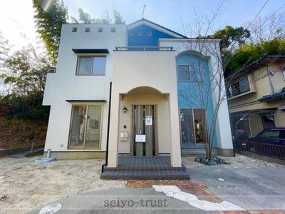 【外観】 | ☆安芸区中野東2丁目☆ | ◆外観◆
大切な時間を共に過ごすのは、「家族」も「お住まい」も同じです。時代が経っても変わらない居住性の高さと、いつまでも色褪せず住む毎に親しみ深くなるデザイン◎