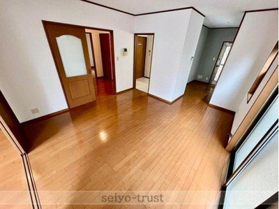 【居間・リビング】 | ☆安芸区中野東2丁目☆ | ◆リビング◆
【リビング隣接　居室♪】特に小さなお子様がいるとリビングと居室が続き間であることが人気です。生活の中心であるリビングと子供と過ごす空間がすぐそばにあるといつも目が届くものです☆