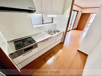 【キッチン】 | ☆安芸区中野東2丁目☆ | ◆キッチン◆
毎日料理をする、料理が好き、家族が多くて量を作る必要がある、等の方々にとっては必須の３口コンロ。同時進行で効率アップはもちろん鍋を移動する回数が減り、無駄な動きを軽減することが出来ます♪