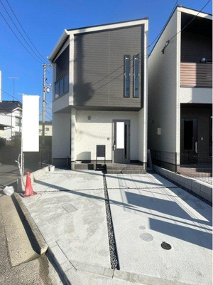 【外観】 | ☆安佐南区西原8丁目　新築分譲☆ | ◆A棟外観◆
陽射しをいっぱいに享受する恵まれた立地と区画。アクセントカラーも艶やかに美しいサイディングが青空に映えます☆