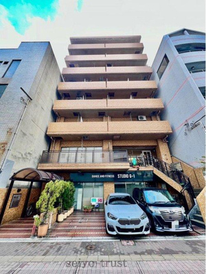 【外観】 | ☆ダイアパレス呉中央☆ | ◆外観◆
堂々たる趣ながら、主張し過ぎずどこか余裕を感じさせるシャープなフォルムで佇むマンションは、晴天の空と照らし合わせる事で、本来あるべき完成形の姿を見せてくれます☆