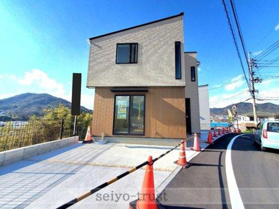 【外観】 | ☆呉市焼山中央1丁目　新規分譲☆ | ◆3号棟外観◆
建物の居住性にこだわった邸宅は、「落ち着き」と「安らぎ」と「快適」を実現してくれます。いつ友人・親戚・来客が来ても決して油断しないハイスペックな邸宅☆