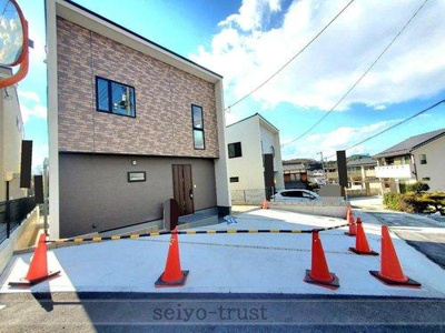 【外観】 | ☆呉市焼山中央1丁目　新規分譲☆ | ◆2号棟外観◆
日々の生活の「あったらいいな」がたくさんつまった家。毎日に時間とゆとりが増え、生活が輝き始める。そんなことが、いつの間にか当たり前に感じることができる。毎日に感動を、「こころ躍る家」☆