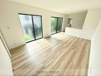 【居間・リビング】 | ☆安佐北区落合南3丁目　新築分譲☆ | ◆リビング◆
ただいま、おかえりの声が響きわたる。毎日、大切な家族とのコミュニケーションが取れる家族思いの間取り。落ち着いた木目の色合いが心地よさを与えてくれます♪