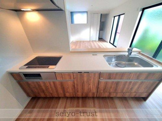 【キッチン】 | ☆安佐北区落合南3丁目　新築分譲☆ | ◆キッチン◆
清掃もラクラクのIHクッキングヒーターが備わったキッチン。食器洗浄乾燥機付きで、食後の時間はゆったりと家族団らんをお楽しみいただけます☆