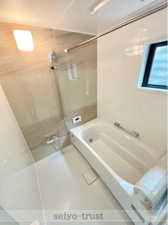 【浴室】 | ☆安佐北区落合南3丁目　新築分譲☆ | ◆浴室◆
落ち着いた雰囲気のゆったり寛げるバスルーム。毎日のバスタイムが楽しみになりそうです。換気暖房乾燥機付なので湿気を気にすることもなく、雨の日の洗濯物干しも完璧！