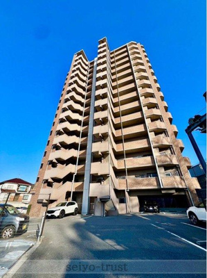 【外観】 | ☆ヴィラージュ堀越弐番館　光彩の街☆ | ◆外観◆
堂々たる趣ながら、主張し過ぎずどこか余裕を感じさせるシャープなフォルムで佇むマンションは、晴天の空と照らし合わせる事で、本来あるべき完成形の姿を見せてくれます☆
