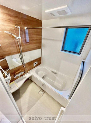 【浴室】 | ☆東区福田7丁目　新築分譲☆ | ◆2号棟浴室◆
浴室乾燥機付きで、天候に関わらず洗濯物を干すことができます。外干ししにくい花粉や黄砂の季節にも◎ブラウンのアクセントパネルが落ち着いた雰囲気を演出します。