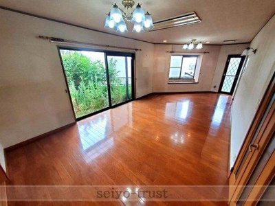 【居間・リビング】 | ☆南区仁保南2丁目☆ | ◆リビング◆
明るい風通しのよい空間のリビングダイニング。家具を置いても余裕を感じられる広さも魅力。ファミリーものびのび暮らせそうです◎