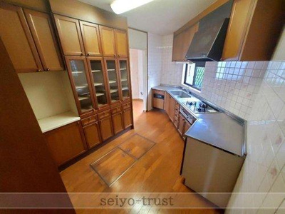 【キッチン】 | ☆南区仁保南2丁目☆ | ◆キッチン◆
毎日料理をする、料理が好き、家族が多くて量を作る必要がある、等の方々にとっては必須の３口コンロ。同時進行で効率アップはもちろん鍋を移動する回数が減り、無駄な動きを軽減することが出来ます☆