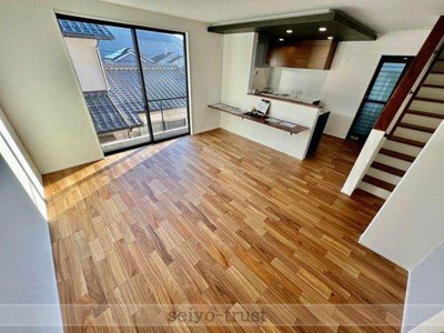 【居間・リビング】 | ☆安佐北区可部6丁目　新築分譲☆ | ◆B棟リビング◆
南向きで明るいリビングには自然とみんなが集まりやすいリビングイン階段を設置☆リビングを中心としたコミュニケーションがとりやすい間取り設計です◎