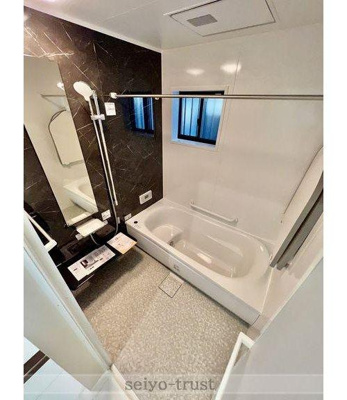 【浴室】 | ☆安佐北区可部6丁目　新築分譲☆ | ◆B棟浴室◆
浴室乾燥機付きで、天候に関わらず洗濯物を干すことができます。外干ししにくい花粉や黄砂の季節にも◎ブラウンのアクセントパネルが落ち着いた雰囲気を演出します♪