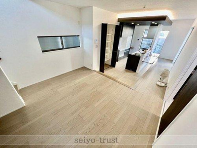 【居間・リビング】 | ☆安佐北区可部6丁目　新築分譲☆ | ◆A棟リビング◆
LDK18.12帖の開放感あふれる空間です☆リビングに階段を配置したことで家族が自然とリビングを通る動線に♪「ただいま」「おかえり」と家族のコミュニケーションを育むプランです◎