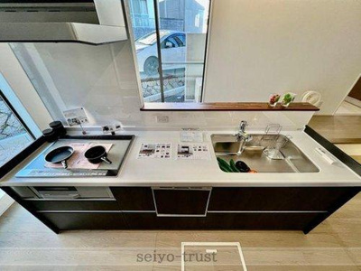 【キッチン】 | ☆安佐北区可部6丁目　新築分譲☆ | ◆A棟キッチン◆
おしゃれなアイランドキッチン！一段下げることで特別な空間を演出しています。後片付けに助かるビルトイン食洗機も設置。パントリー、カップボード付きで収納もたっぷりです☆