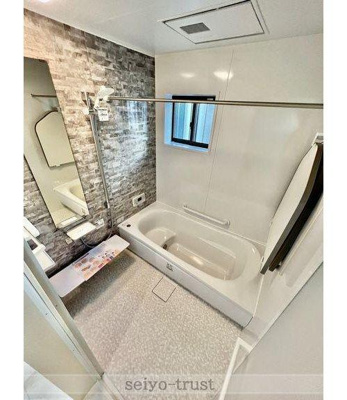 【浴室】 | ☆安佐北区可部6丁目　新築分譲☆ | ◆A棟浴室◆
落ち着いた雰囲気のゆったり寛げるバスルーム。毎日のバスタイムが楽しみになりそうです。換気暖房乾燥機付なので湿気を気にすることもなく、雨の日の洗濯物干しも完璧◎