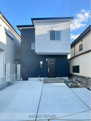 【外観】 | ☆安佐北区亀山2丁目　新築分譲☆ | ◆D棟外観◆
時代の流れに惑わされないシックなカラートーンで街並みに溶け込む外観は、主張し過ぎず、また平凡になり過ぎず絶妙なコントラストで輝きを放ちます☆