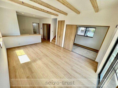 【居間・リビング】 | ☆安佐北区亀山2丁目　新築分譲☆ | ◆C棟リビング◆
南向きで明るいリビングには自然とみんなが集まりやすいリビングイン階段を設置☆隣接した和室は、小さなお子様の遊び場やお昼寝にも便利です☆