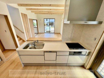 【キッチン】 | ☆安佐北区亀山2丁目　新築分譲☆ | ◆C棟キッチン◆
あったらいいなの代表的な設備である食洗機付き。家族みんなの顔を見ながら料理ができる対面式キッチンは会話を楽しみながらお料理ができる空間です◎