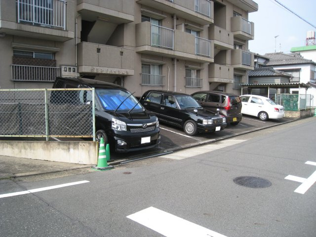 グランドハイツ服部の駐車場