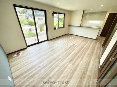 【居間・リビング】 | ☆東区上温品1丁目　新築分譲☆ | ◆B棟リビング◆
お洒落な木目の風合いが柔らかな陽光に照らされ、何とも言えない高級感を生み出します。造りこんだ空間演出の妙が生み出す光と質のハーモニーはこの住宅のクオリティの良さを実感させてくれます◎