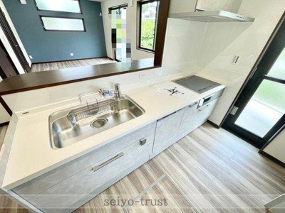 【キッチン】 | ☆東区上温品1丁目　新築分譲☆ | ◆B棟キッチン◆
お子様を見守りながらお料理できて安心な対面式キッチン！食洗機を標準装備し、食後はご家族そろって楽しい時間を過ごせます☆