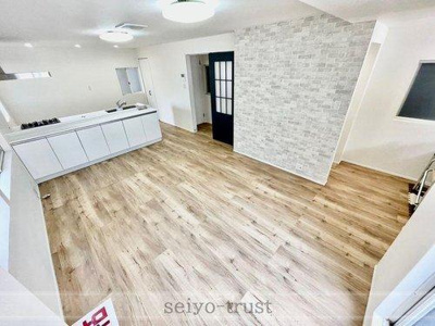 【居間・リビング】 | ☆南区青崎2丁目☆ | ◆リビング◆
リビングには隣接したカウンターコーナーもあり、ワークスペースやお子様のスタディコーナーとしても使えます！プライバシー性のある２階リビングは明るい日差しのさす空間でゆっくりくつろげますね♪